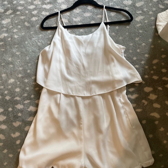 Lily rain white scallopped romper size small - Picture 3 of 3
